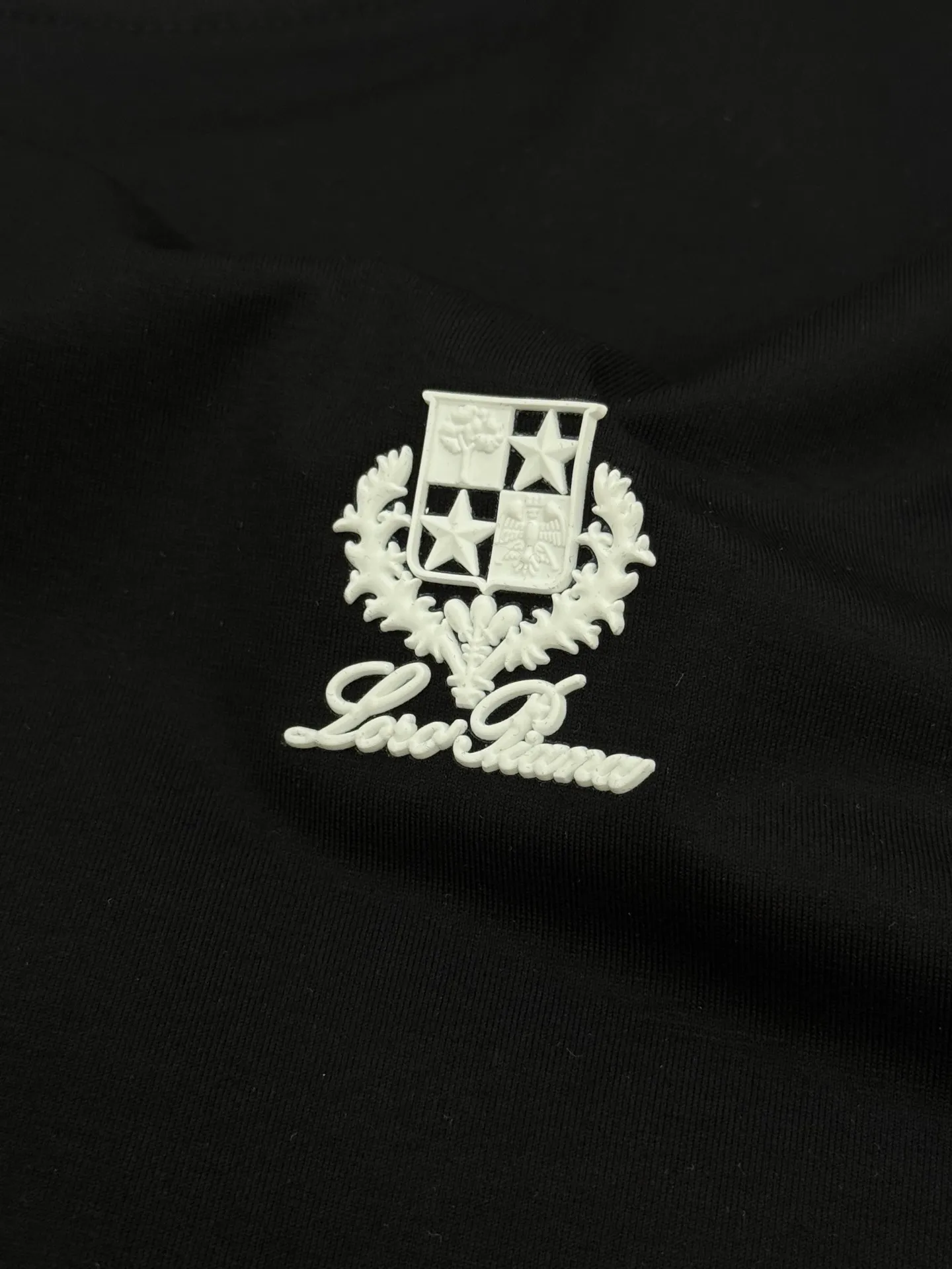185 ⚜️Loro piana*26s new mercerized cotton T-shirt. Original recommendation❤️Classic LP logo. 3D three-dimensional silicone logo. Quality presentation. Classic Lp old money style concrete words. Letter pattern is high-end and low-key. Simple Versatile style. Made of custom-made 190g mercerized cotton fabric, it has a strong sense of lightness behind the upper body. The soft texture is skin-friendly and has excellent breathability. All three standards are met! Color: Black.Dark Blue.White.Sizes: M-3XL slim fit! (S and 4XL can be customized) 175/145 pounds recommended XL